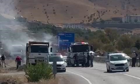Tunceli’de seyir halindeki kamyon alev alarak hasar gördü