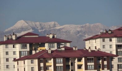 Türkiye’nin ikinci zirvesine mevsimin ilk karı düştü