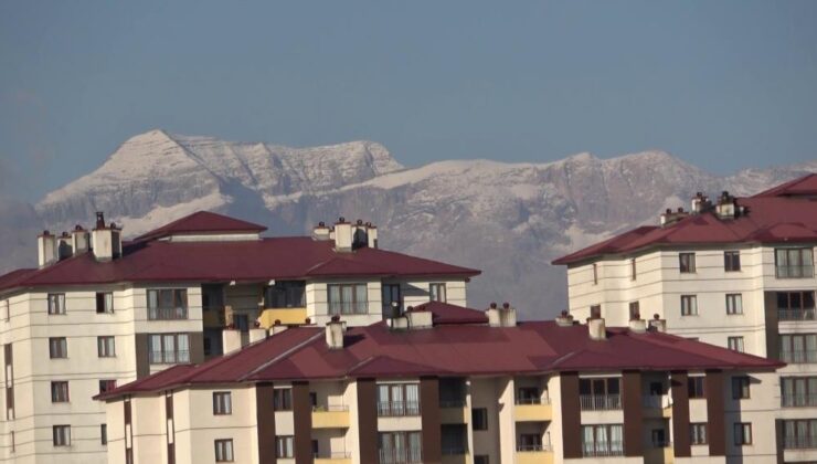 Türkiye’nin ikinci zirvesine mevsimin ilk karı düştü