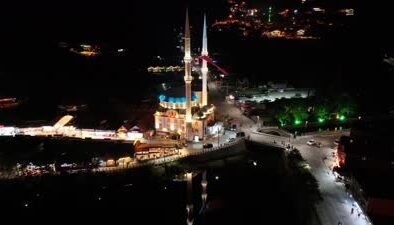 Uzungöl, gece manzarasıyla ziyaretçilerini büyülüyor