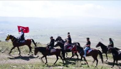 Vali Çiçek, atla çıktığı tarihi tabyada inceleme yaptı