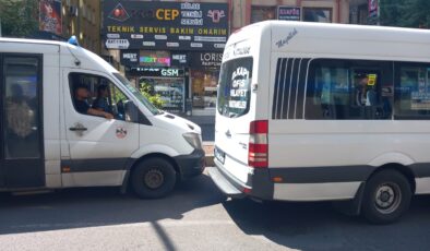 Minibüs şoförlerinin tartışması trafiği kapattı