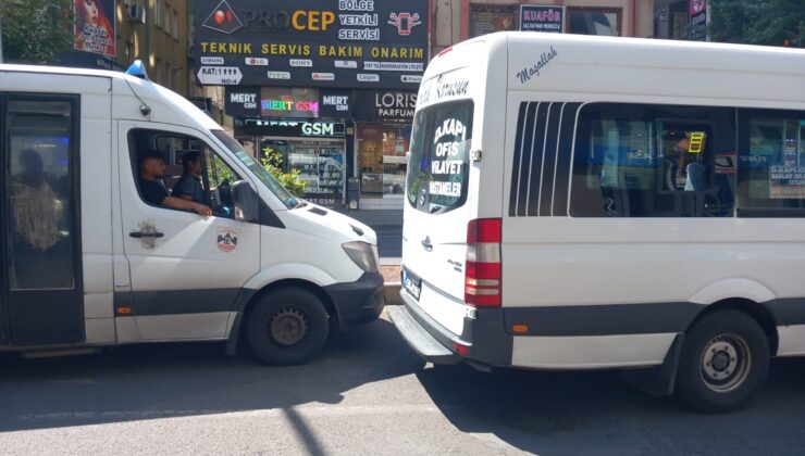 Minibüs şoförlerinin tartışması trafiği kapattı
