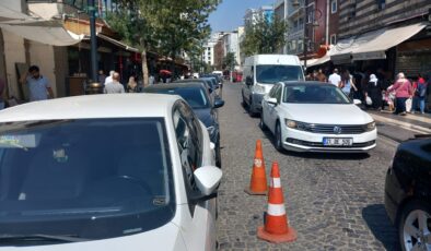 Sur ilçesinde sorumsuz araç sürücüleri trafiği aksatıyor