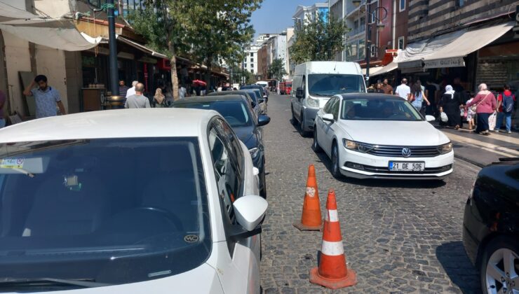 Sur ilçesinde sorumsuz araç sürücüleri trafiği aksatıyor