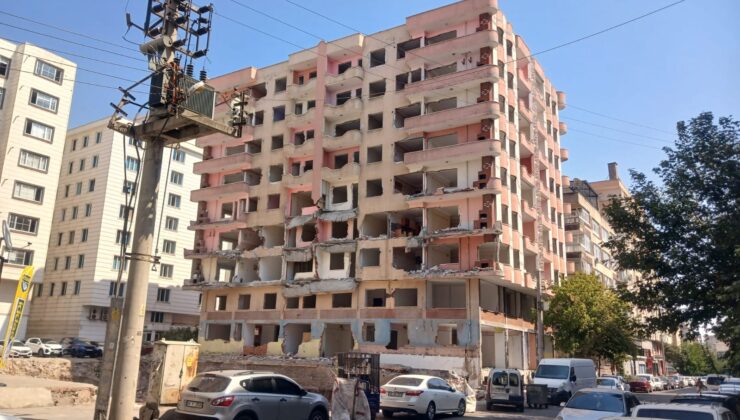 Karaşin Apartmanı Yıkıma Hazırlanıyor