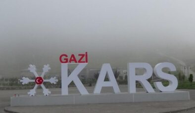 Yoğun sis Kars Kalesi’ni görünmez hale getirdi