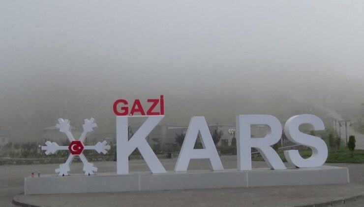 Yoğun sis Kars Kalesi’ni görünmez hale getirdi