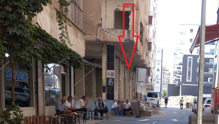 Ağır hasarlı yapı altında çay keyfi!