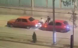 Bozulan aracı ayaklarıyla iten kişiler kameraya yakalandı