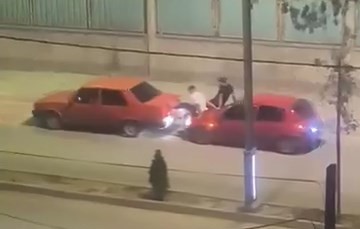 Bozulan aracı ayaklarıyla iten kişiler kameraya yakalandı