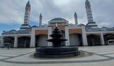 Diyarbakır Merkez Camii heybetiyle büyülüyor