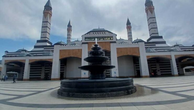 Diyarbakır Merkez Camii heybetiyle büyülüyor