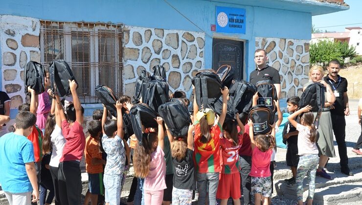 Çınar’daki yangından etkilenen öğrencilere kırtasiye desteği