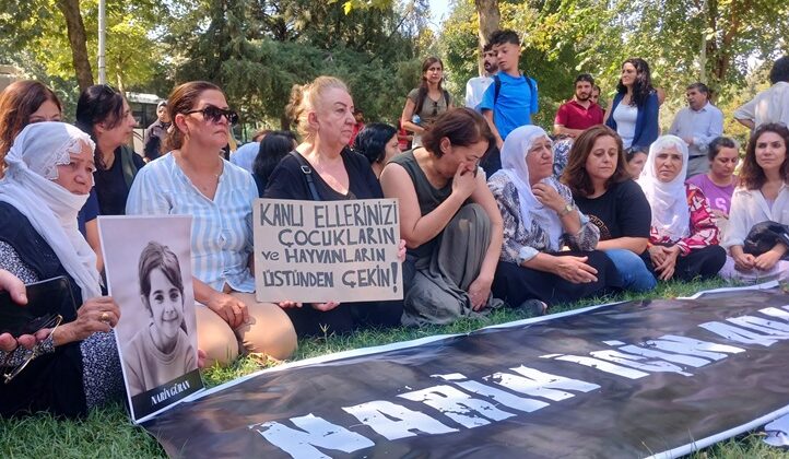 Kadınlar ”Narin için Adalet” şiarıyla oturma eylemi başlattı