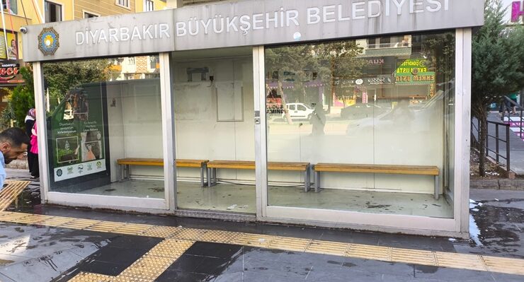 Otobüs durakları onarılıp temizlendi