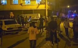Otomobil, evinin önünde oturan kadına çarptı