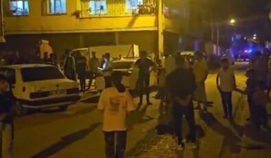 Otomobil, evinin önünde oturan kadına çarptı