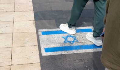 Sur’da kaldırıma israil bayrağı çıkartmaları yapıştırılmaya devam ediyor