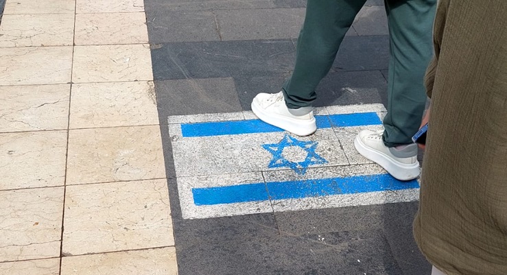 Sur’da kaldırıma israil bayrağı çıkartmaları yapıştırılmaya devam ediyor