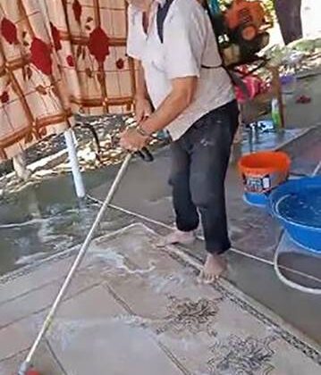 Ot biçme makinesini halı yıkama makinesine dönüştürdü