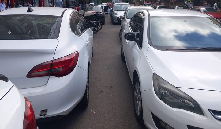Yenişehir’de sorumsuz sürücüler trafik akışını engelliyor