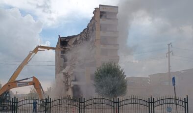 Yağış altında yıkım çalışması