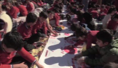 1500 öğrenci aynı anda resim çizdi