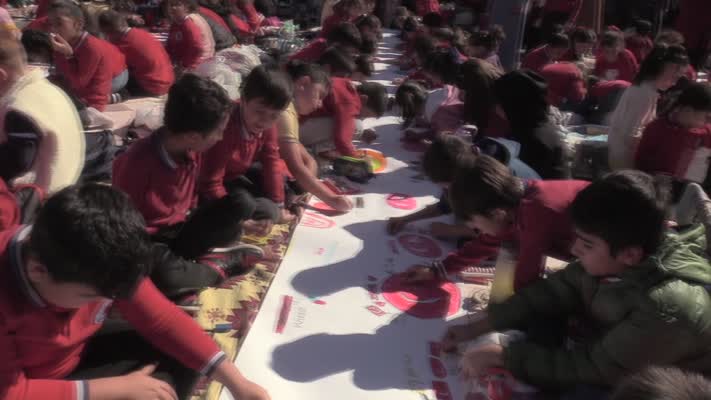 1500 öğrenci aynı anda resim çizdi
