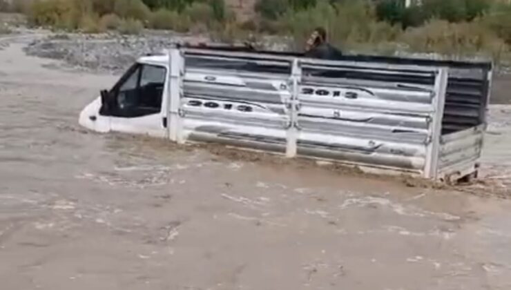 Kamyonet Kulp çayında mahsur kaldı
