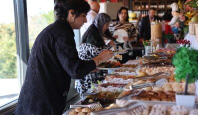90 çeşit kahvaltıyla önce müşterilerin ardından da hayvanların karınlarını doyuruyorlar