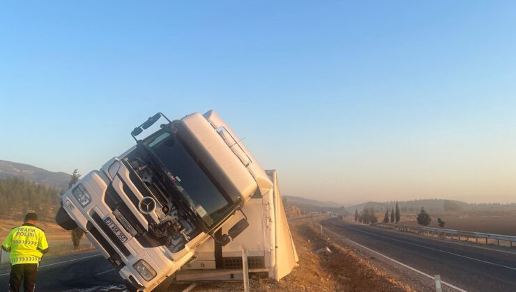 Tır devrildi, 1 yaralı