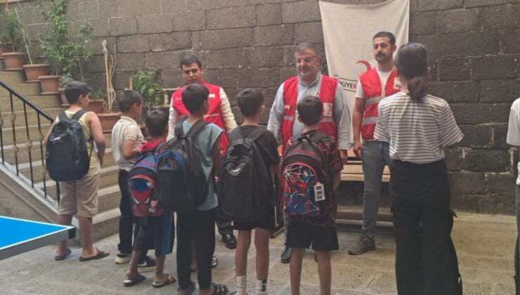Türk Kızılay Sur Şubesi’nden öğrencilere kırtasiye desteği