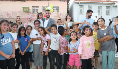 Öğretmen ve memurlar köylerdeki çocukları etkinliklerle eğlendiriyor