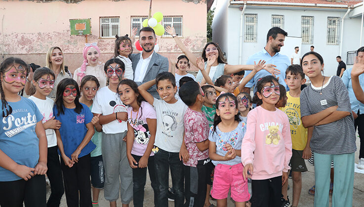 Öğretmen ve memurlar köylerdeki çocukları etkinliklerle eğlendiriyor