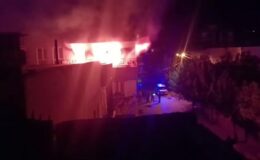 Yanan evde mahsur kalan 2 kişiyi itfaiye kurtardı