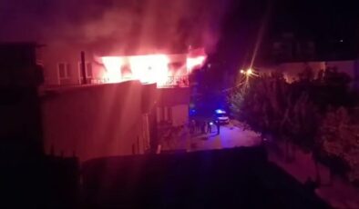 Yanan evde mahsur kalan 2 kişiyi itfaiye kurtardı