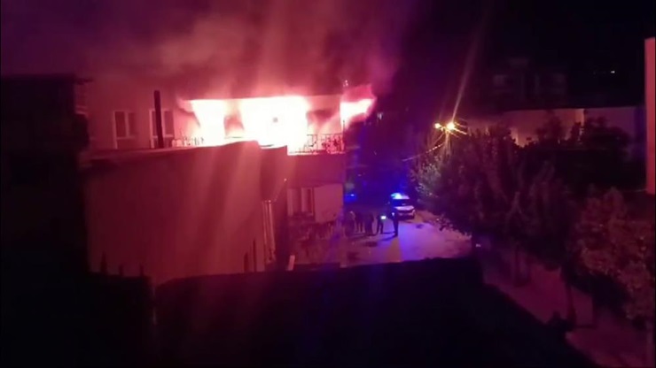 Yanan evde mahsur kalan 2 kişiyi itfaiye kurtardı
