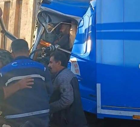 Diyarbakır’da minibüs ile hafriyat kamyonu çarpıştı: 1 yaralı