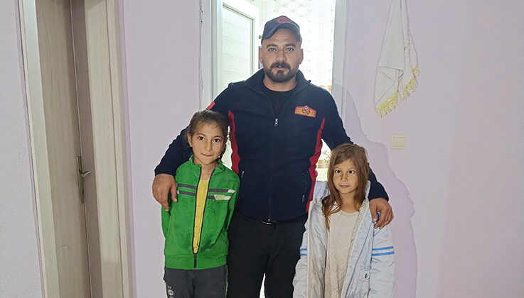 Banyoda kilitli kalan kardeşleri itfaiye ekipleri kurtardı