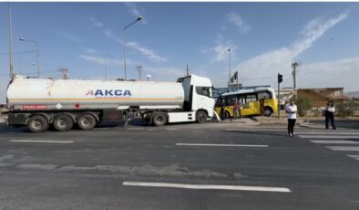 Tanker ile şehiriçi minibüsü çarpıştı: 1 yaralı