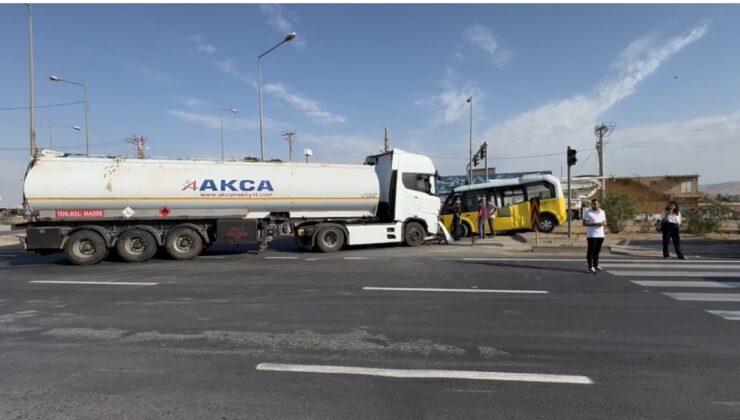 Tanker ile şehiriçi minibüsü çarpıştı: 1 yaralı