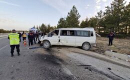 Karaman’da tarım işçilerini taşıyan minibüs devrildi: 2 ölü, 13 yaralı