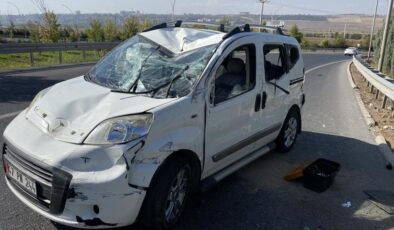 Diyarbakır’da hafif ticari araç virajı alamadı: 3 yaralı