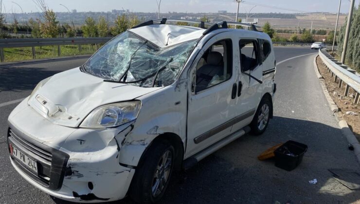 Diyarbakır’da hafif ticari araç virajı alamadı: 3 yaralı