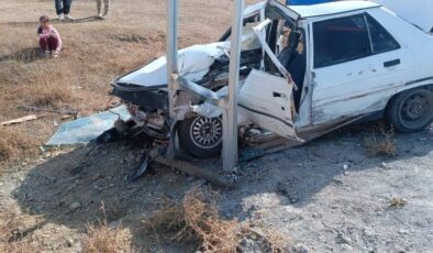Van’da kontrolden çıkan otomobil direğe çarptı: 1 yaralı
