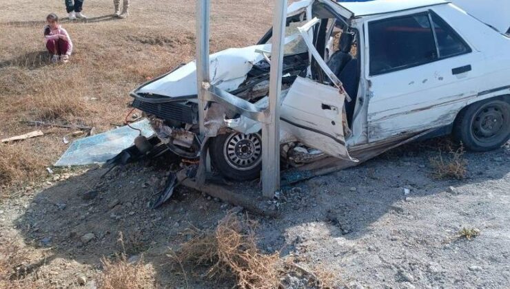 Van’da kontrolden çıkan otomobil direğe çarptı: 1 yaralı