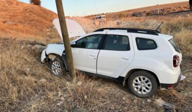 Elazığ’da otomobil şarampole yuvarlandı: 3 yaralı