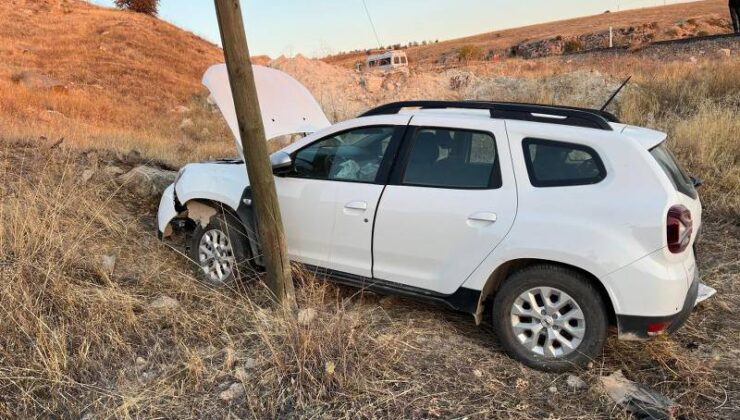 Elazığ’da otomobil şarampole yuvarlandı: 3 yaralı