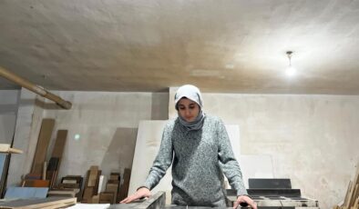 Açık lisede okuyan Sima 10 yıldır babasından marangozluk mesleğini öğreniyor